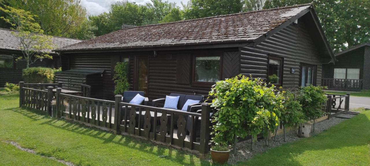 Tegid Lodge- Pine Lake Resort Carnforth Exterior photo